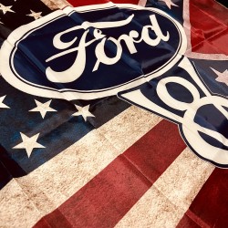 V8 Ford Logo - Drapeau USA Vintage